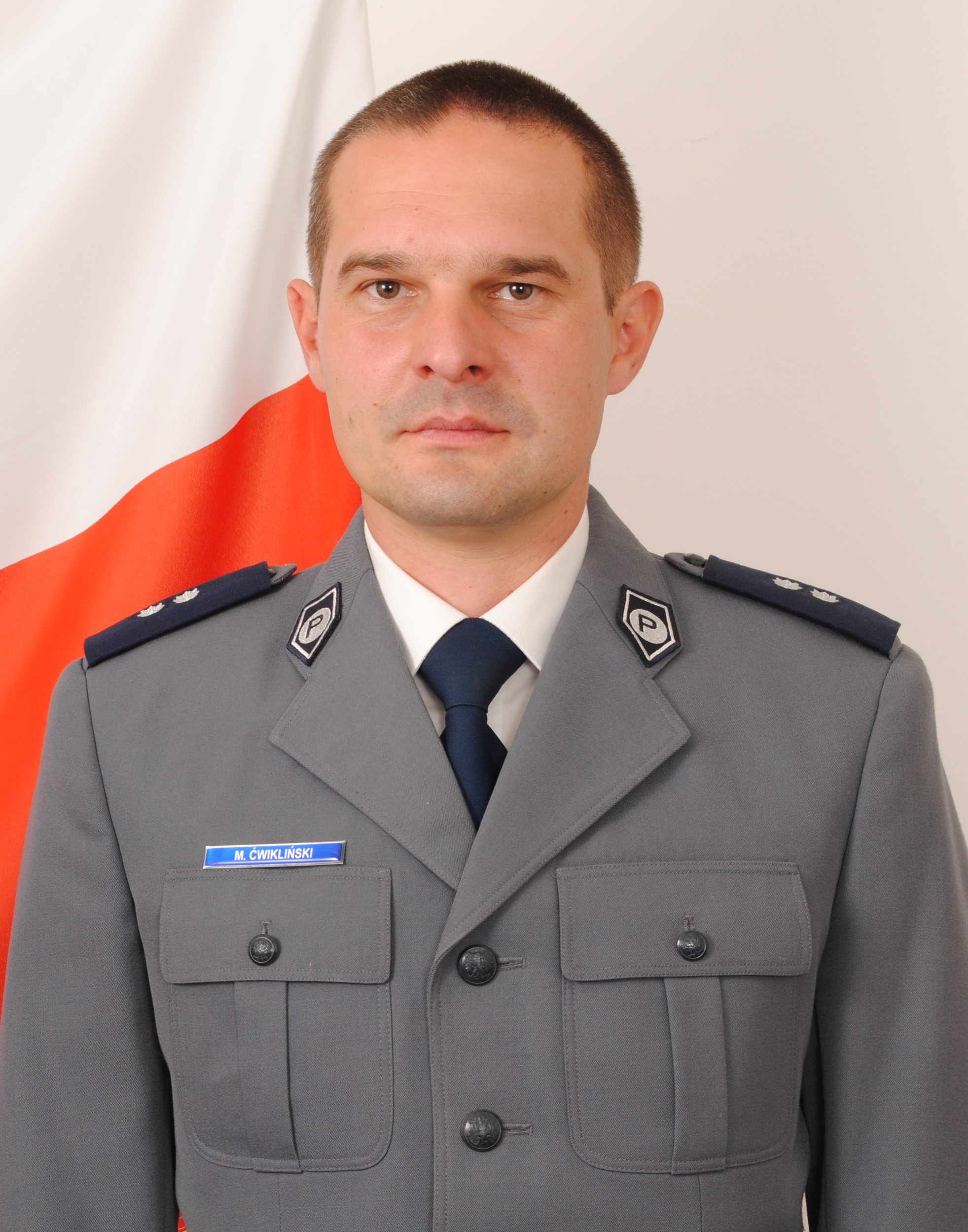 Komendant Komisariatu Policji w Białych Błotach podkomisarz Marcin Ćwikliński